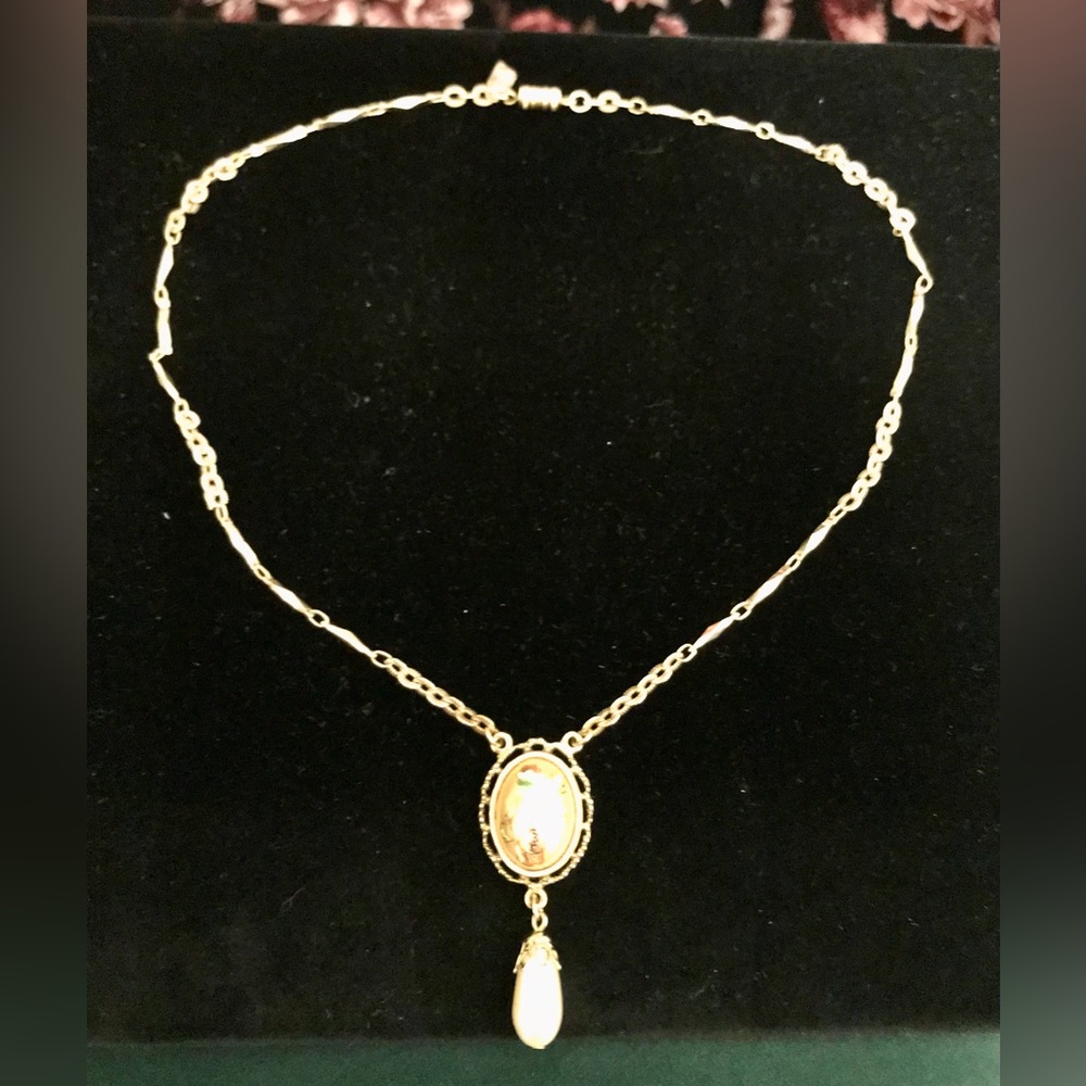 Vintage 1928 Dome Floral And Faux Pearl Drop Pendant Gold Tone 18” Necklace - Picture 3 of 6